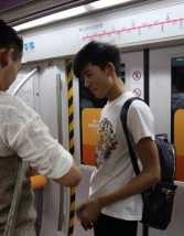 
北京地铁一号线一男子求婚成功